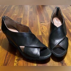 D.J. Pliner Elegant Black Chic wedge sandals made of soft genuine leather.
8.5M.